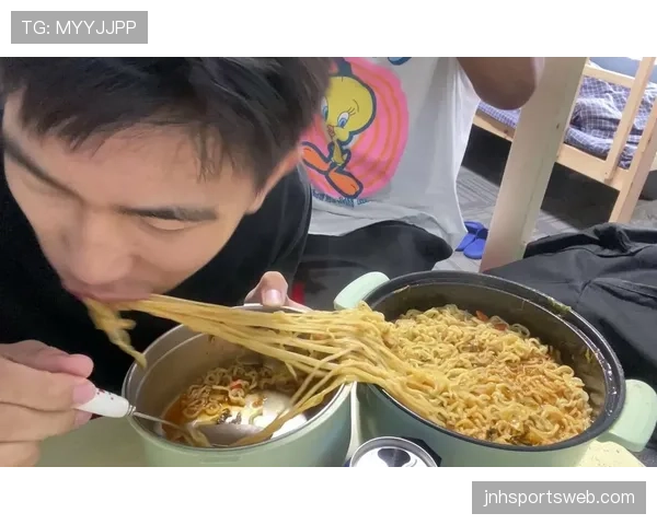 邢傲伟当年比赛完直接打车回出租屋，队友都住别墅了他还在吃泡面